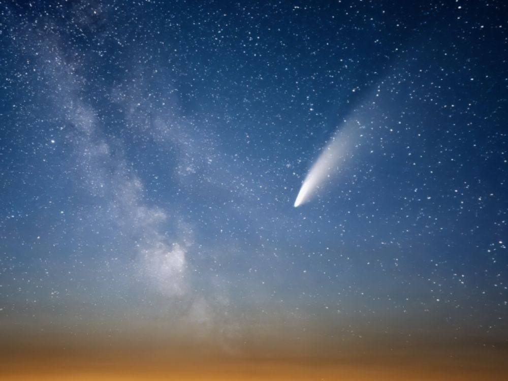 “Bright Comet SWAN25B in UAE above the western horizon in night sky”