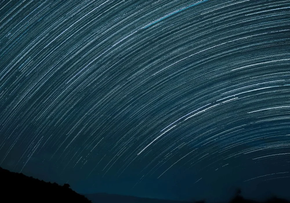 Dubai skyline with meteors during Leonids Meteor Shower in Dubai 2025.