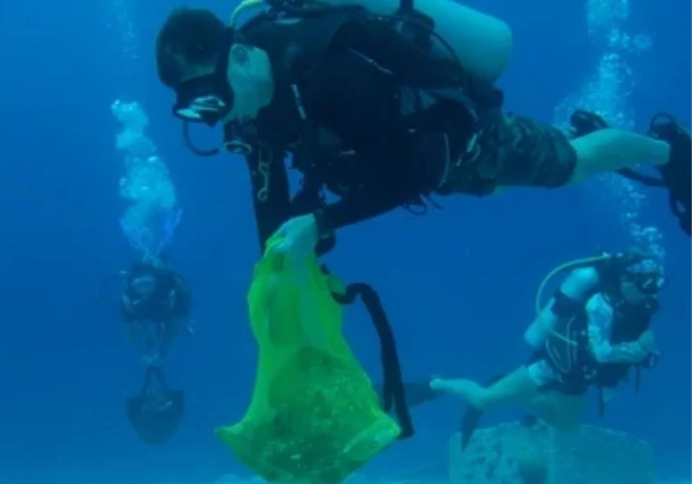 Volunteer divers participating in Abu Dhabi underwater cleanup record.