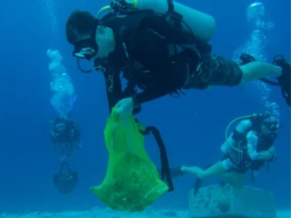 Volunteer divers participating in Abu Dhabi underwater cleanup record.