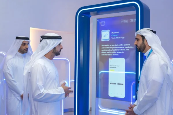 Hamdan bin Mohammed honours winners of the Dubai New Apps Championship.