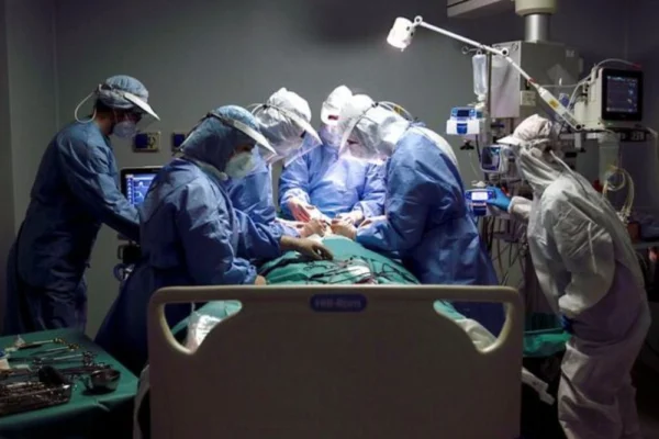 Doctors preparing for transplant surgery under updated reform as UAE updates organ transplant law.