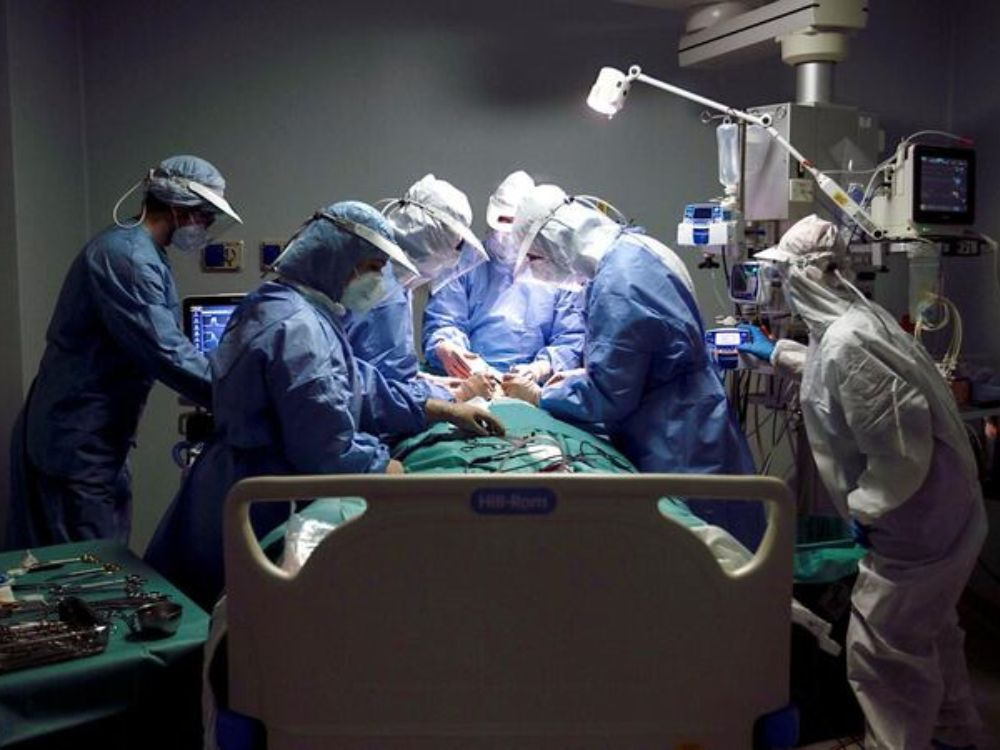 Doctors preparing for transplant surgery under updated reform as UAE updates organ transplant law.